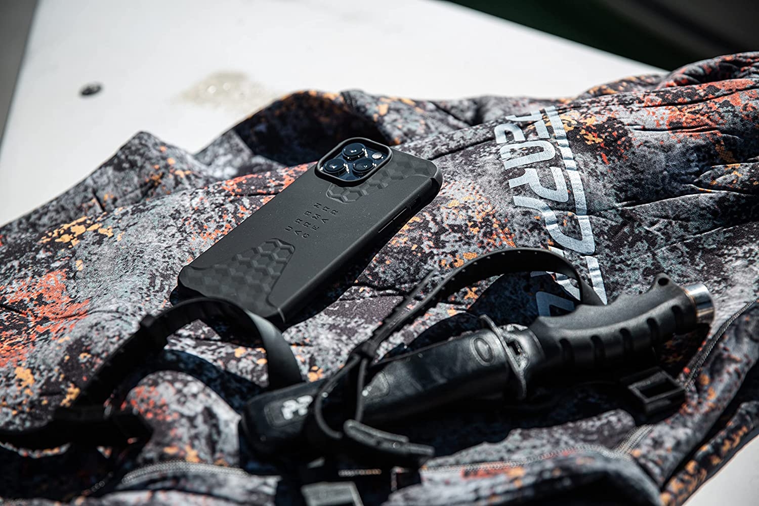 uag-standard-issue-anthektiki-thiki-silikonis-apple-iphone-13-pro-black-7.jpg